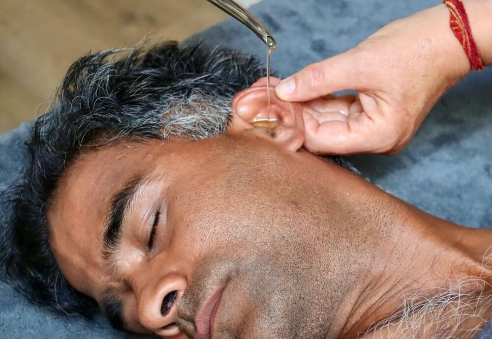 Karnapurana (Ear Oleation)